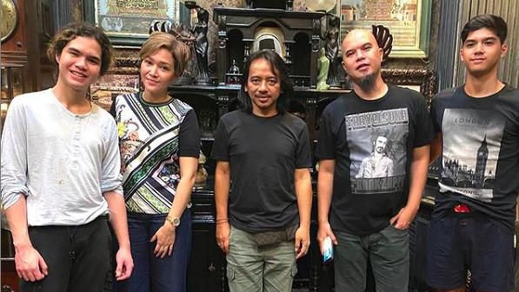 Maia Estianty dan Ahmad Dhani sepertinya mulai kembali akur, bahkan mereka terlihat biasa saat foto bersama. Intip foto tersebut yuk, Bun.
