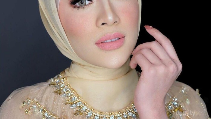 Makeup Flawless Selebgram Cantik Aghnia Punjabi Saat Dikhitbah