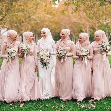 Ragam Model Dress Berbahan Satin untuk Bridesmaid Hijab