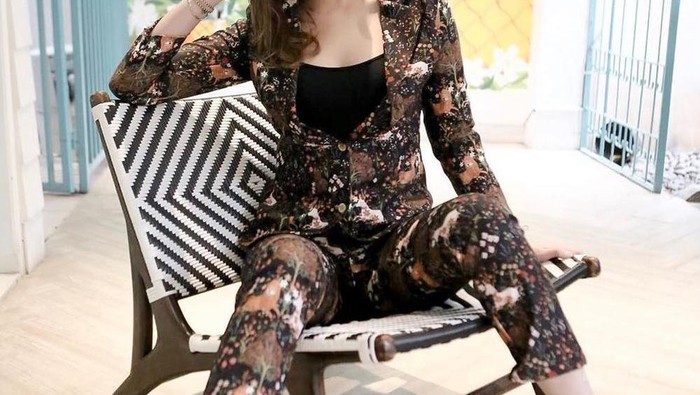 Buat Kesan Profesional Saat Kerja, Intip 6 Gaya Anya Geraldine dengan Blazer