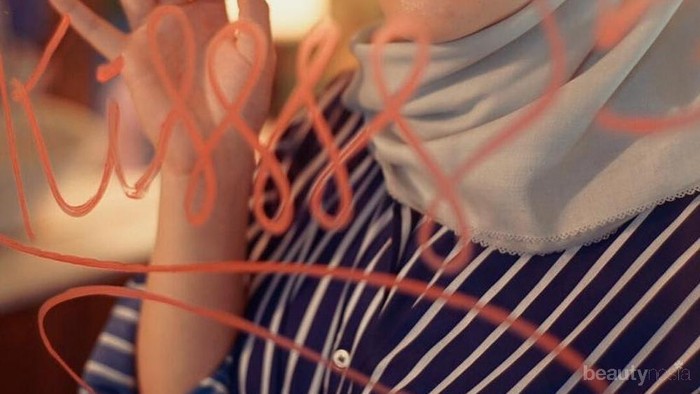 Mau Terlihat Glowing? Tutorial Makeup Glam: Glowing dari Alissa Hawadi Bisa Kamu Ikuti!