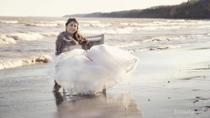 5 Cara Rawat Pakaian Berbahan Tulle, Biar Nggak Gampang Rusak!