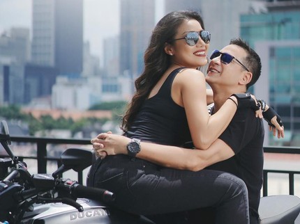 7 Foto Mesra Ari Wibowo dan Istri yang Bikin Netizen Iri