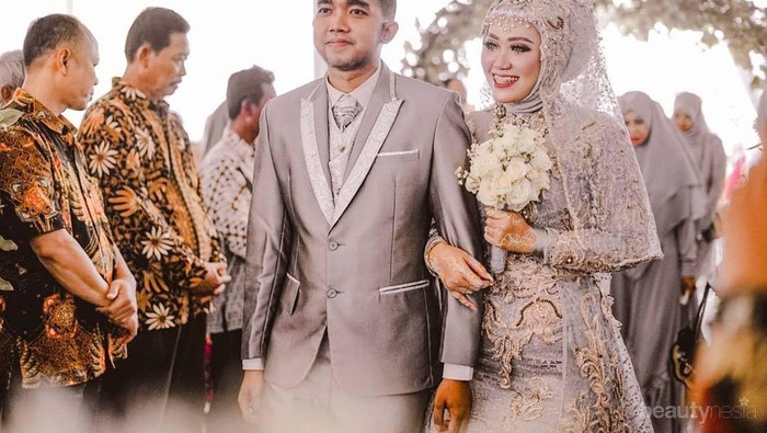 5 Kisah Cinta yang Viral di Media Sosial, Bukti Jodoh Pasti Bertemu!