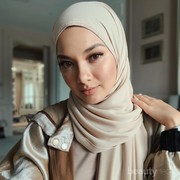 7 Inspirasi Gaya Classy ala Noor Neelofa, 'Gigi Hadid' Berhijab Asal Malaysia