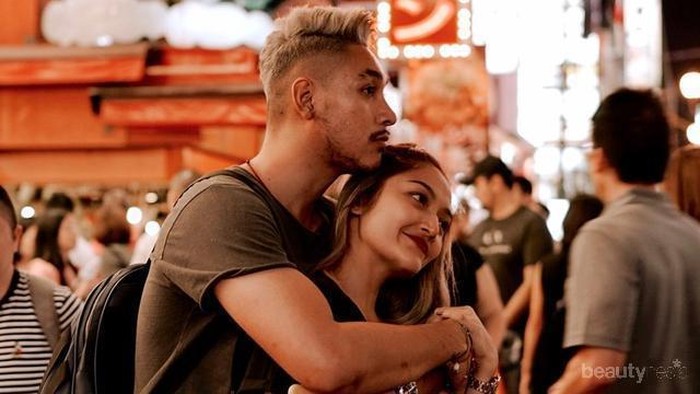 Gaya Casual Chic ala Siti Badriah Liburan Bareng Suami di Jepang