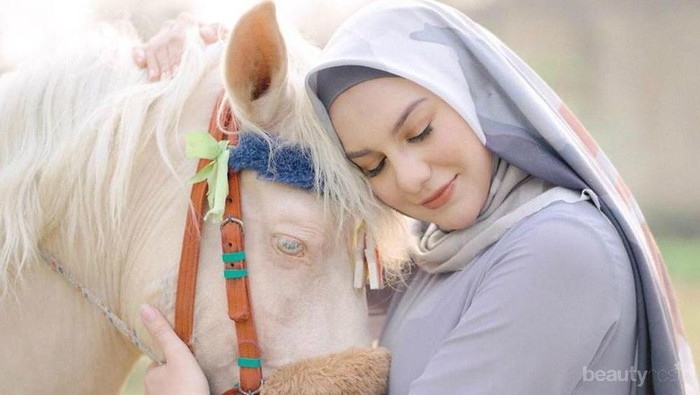 Tanpa Busana Seksi, Irish Bella Tampil Elegan dengan Hijab Saat Maternity Shoot