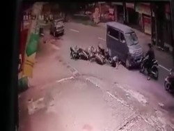 Terekam CCTV, Mobil Oleng Tabrak Lima Motor di Sleman