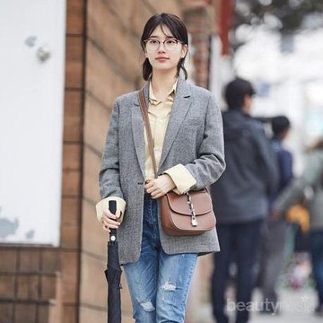 8 Inspirasi Style Campus Kasual dengan Jeans ala Korea, dari Celana Hingga Overall!