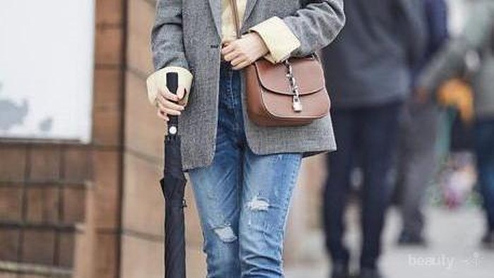 8 Inspirasi Style Campus Kasual dengan Jeans ala Korea, dari Celana Hingga Overall!