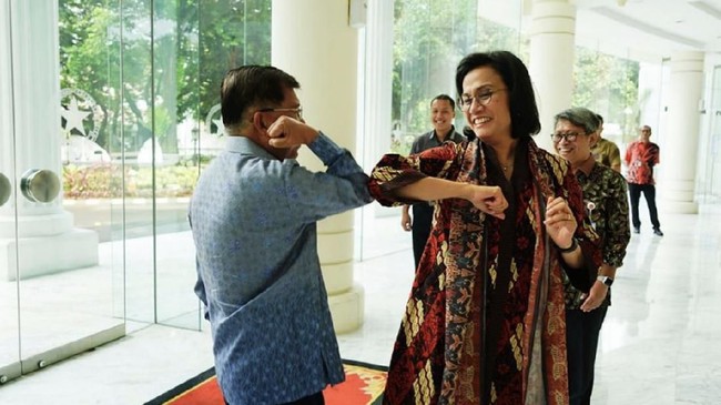 Menkeu Sri Mulyani dan eks wapres Jusuf Kalla bersalaman dengan menggunakan sikut di pertemuan Ikatan Ahli Ekonomi Islam (IAEI).