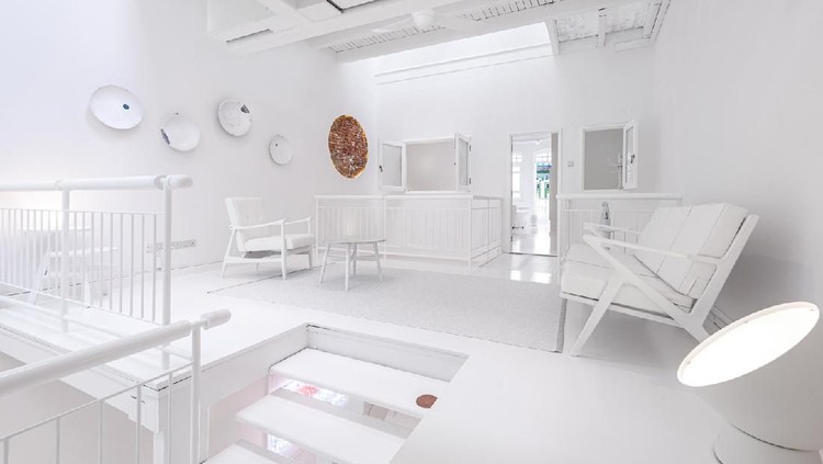 Sebuah rumah minimalis co-living di Singapura dijuluki Canvas House. Hal ini karena interior sampai perabotannya serba putih. Seperti apa isinya?