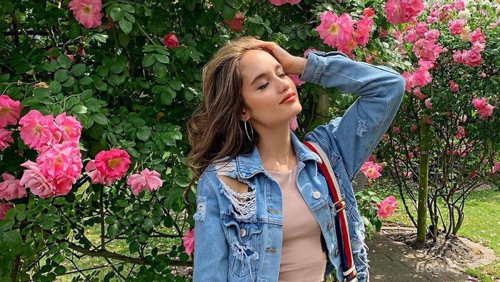 Inspirasi 7 Item Fashion untuk Gaya Kasual ala Cinta Laura, Stylish Abis!