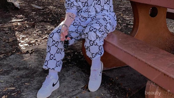 10 Inspirasi Mix and Match Busana dengan Kombinasi Warna Senada