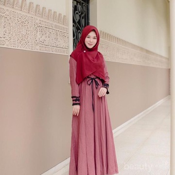 img-title Cantik! Hijabers Wajib Punya Deretan Outfit Hitam Ayana Moon Ini