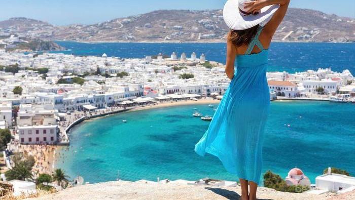 Inspirasi Dress dan Sendal Trend Musim Panas 2019, Cocok Buat Ke Pantai Ladies!