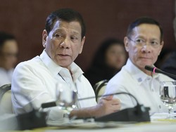 Rapat dengan 2 Menteri yang Kontak Pasien Corona, Duterte Akan Diperiksa