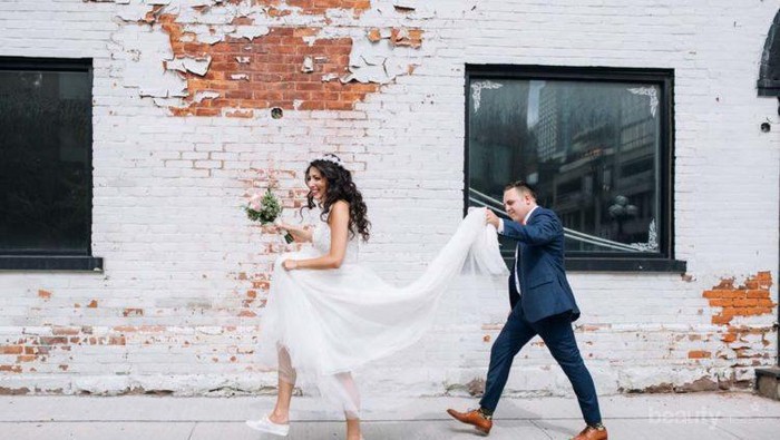 Mau Pakai Alas Kaki yang Nyaman di Hari Pernikahan? Coba Pakai Wedding Sneakers Yuk!