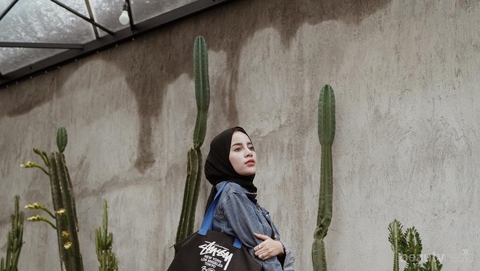 7 Inspirasi Gaya Hangout yang Asik untuk Hijaber ala Influencer Cantik Aghnia Punjabi