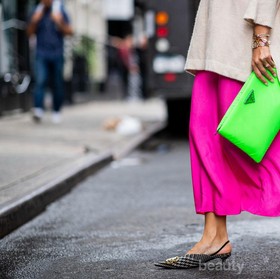 Tertarik Tampil Fun ala Summer Vibes? Yuk, Pakai Outfit dengan Warna Ini
