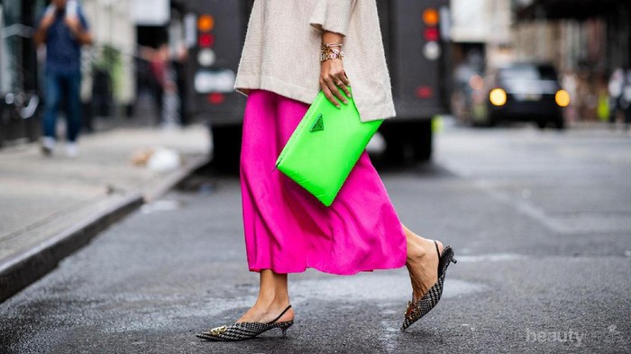 Tertarik Tampil Fun ala Summer Vibes? Yuk, Pakai Outfit dengan Warna Ini