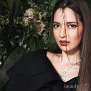 Halaman Bak Lapangan Bola, Begini Mewahnya Rumah Nia Ramadhani