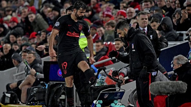 Diego Costa berpura-pura batuk dan disebut mencoba berguyon soal virus corona, namun humornya itu dinilai keterlaluan.