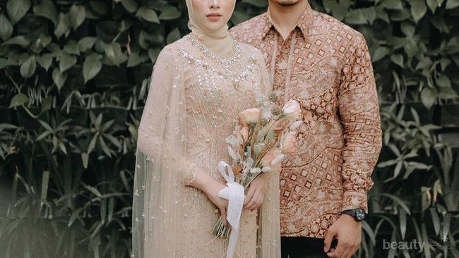  Inspirasi  Kebaya Modern Aghnia Punjabi Saat Acara Lamaran 