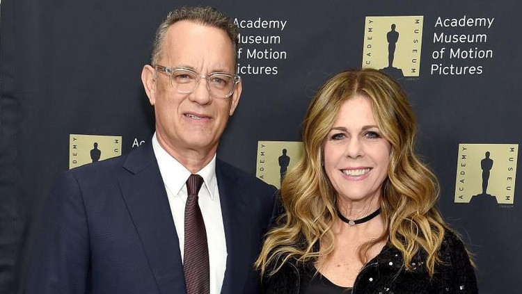 Aktor Tom Hanks dan istri, Rita Wilson yang terkena virus Corona sudah bisa pulang dari RS, Bunda. Saat ini, mereka menjalani isolasi di rumah sendiri.