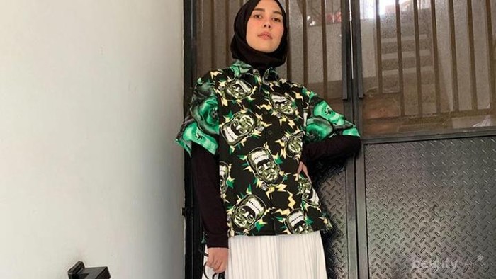 Gak Ngebosenin, Contek Gaya Monokrom ala Rani Hatta