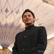 Gantengnya Kelewatan! 10 Potret Guru yang Viral Digombalin Murid