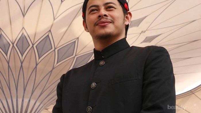 Gantengnya Kelewatan! 10 Potret Guru yang Viral Digombalin Murid