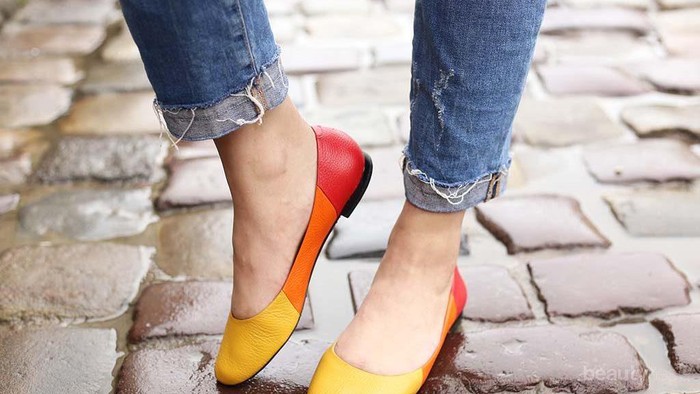 Kaki Lecet Saat Memakai Flat Shoes? Yuk, Cari Tahu Solusinya!