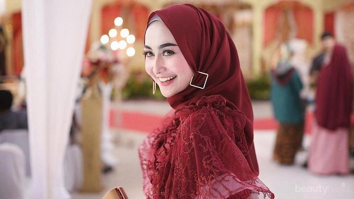 5 Inspirasi Baju Kondangan Warna Maroon yang Elegan ala Siti Ashari