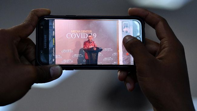 Update Corona 5 Mei:12.071 Positif, 2.197 Orang Sembuh Seorang wartawan merekam juru bicara pemerintah untuk penanganan COVID-19 Achmad Yurianto saat memberikan keterangan pers di Kantor Presiden, Jakarta, Rabu (11/3/2020). Achmad Yurianto menyatakan seorang WNA positif COVID-19 telah meninggal dunia Rabu (11/3) dini hari, setelah sebelumnya mempunyai riwayat penyakit berat sehingga dengan adanya virus itu memperburuk kondisi daya tahan tubuhnya. ANTARA FOTO/Sigid Kurniawan/ama.