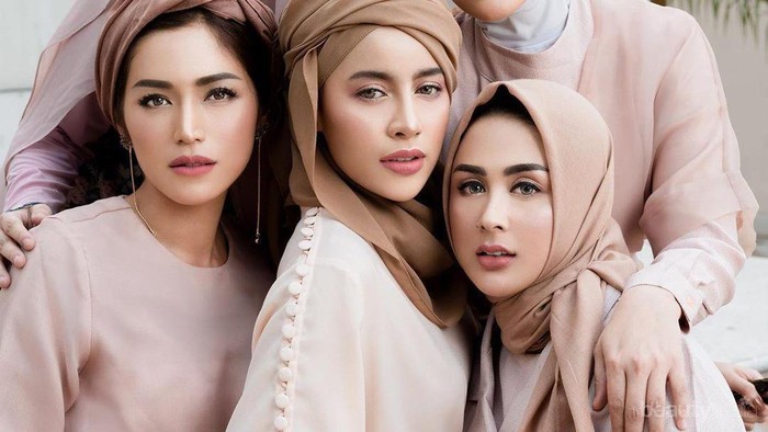 Dari Donita Sampai Fairuz A. Rafiq, Ini 6 Selebriti Berhijab Jadi Model Lipstik Jedar