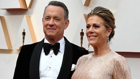 Tom Hanks dan Istri Resmi Jadi Warga Yunani