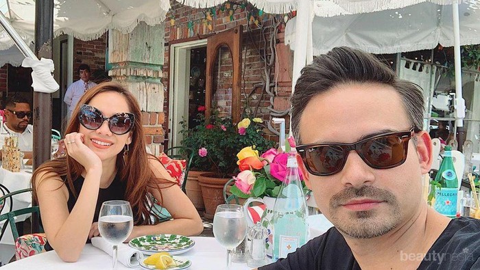 Deretan Gaya Kasual Bunga Citra Lestari dengan Celana Jeans Robek