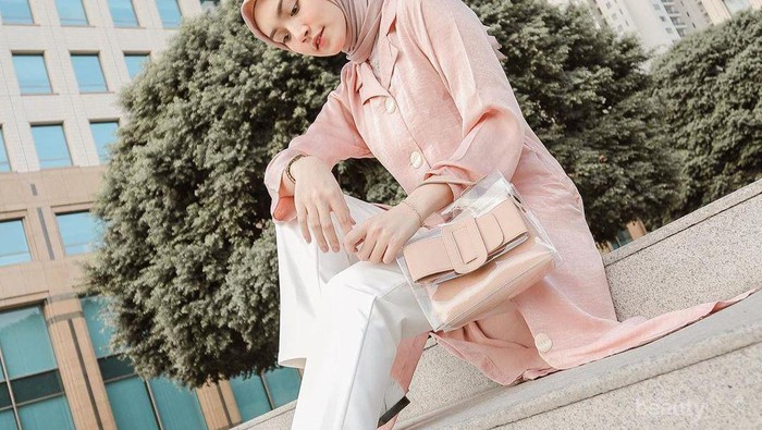 8 Padu Padan Tunik ala Melody Prima untuk Hangout Weekend Ini