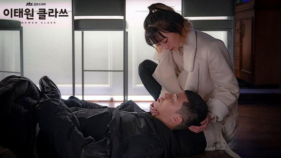 Park Sae Ro Yi - Jo Yi Seo Lima alternatif pasangan di drama Korea Itaewon Class, mana nih yang jadi favorti kamu?