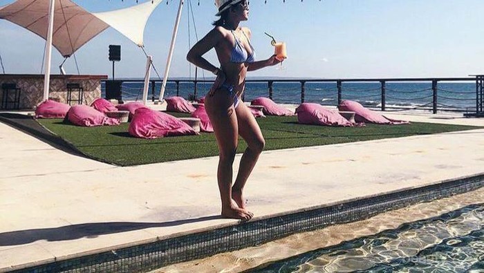 10 Potret Tubuh Seksi Mutia Ayu, Istri Glenn Fredly