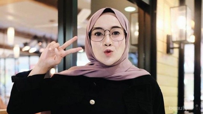 Buat Hijabers Berwajah Bulat, Ini Lho Model Kacamata yang Cocok Kamu Gunakan