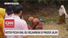 VIDEO: Motor Pecah Ban, Ibu Melahirkan di Pinggir Jalan