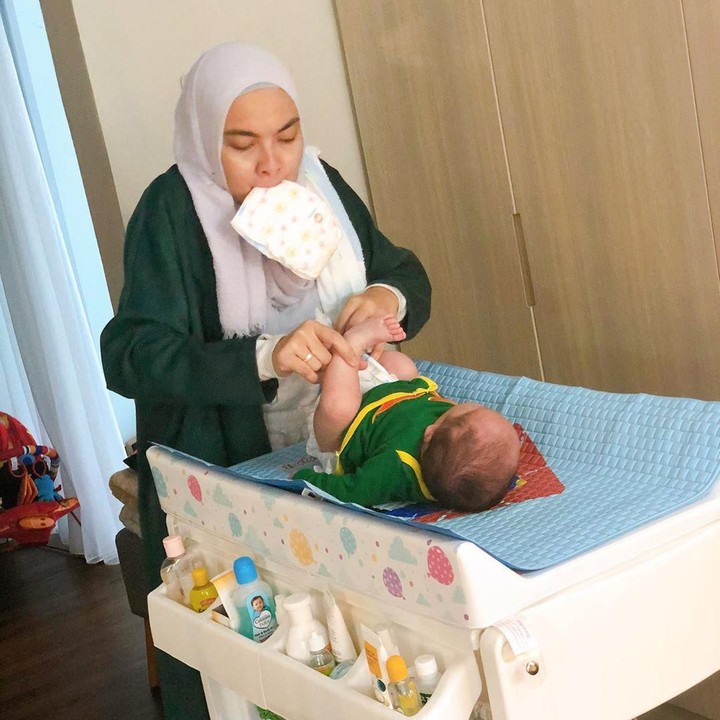 <p>Tika terlihat telaten mengganti popok baby Kal. Banyak netizen memberi semangat lho, Bun. (Foto: @tikabravani)</p>