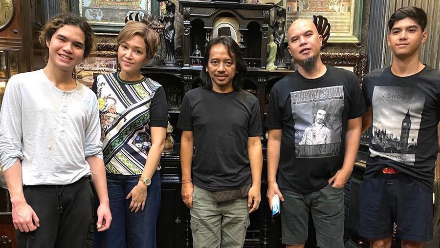 Ahmad Dhani dan Maia Estianty berfoto bersama lewat unggahan Dewa Budjana.