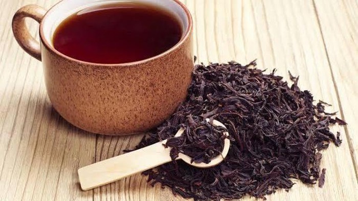 Bau Kaki? Atasi dengan Rendaman Teh Hitam