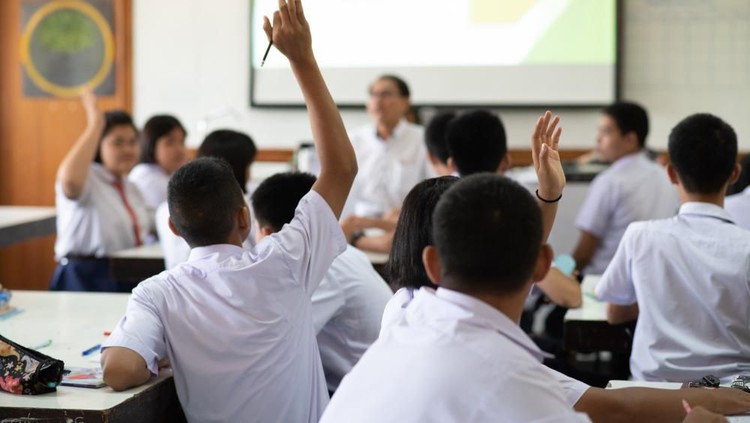 Bunda, simak ya! Sekolah di DKI Jakarta akan diliburkan mulai Senin besok selama dua minggu. Jadwal ujian sekolah dan ujian nasional pun ditunda.