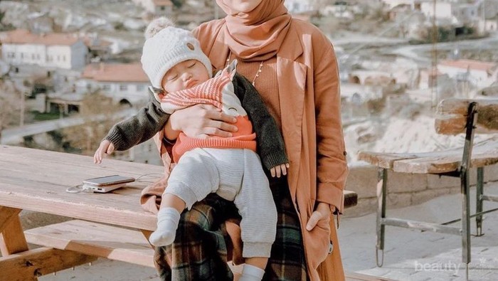 Anti Ribet! Inspirasi Style Hijab untuk Mama Muda Ini Bisa Dicoba