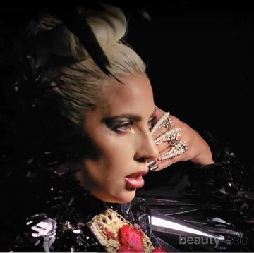 Lady Gaga Pakai Cincin Karya Desainer Rinaldy Yunardi