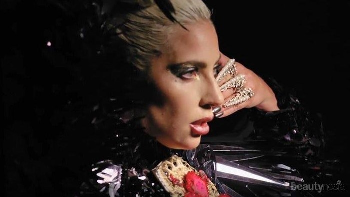 Lady Gaga Pakai Cincin Karya Desainer Rinaldy Yunardi